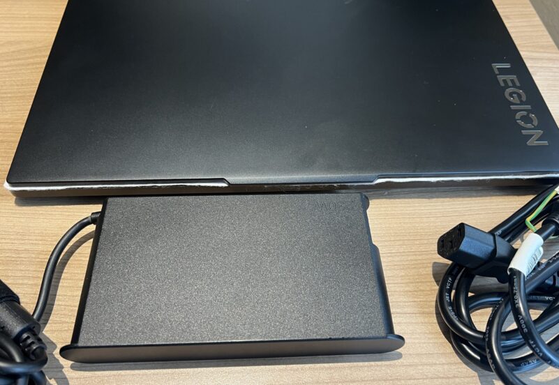 LenovoのLegion 7i gen 9のアダプターも結構重い