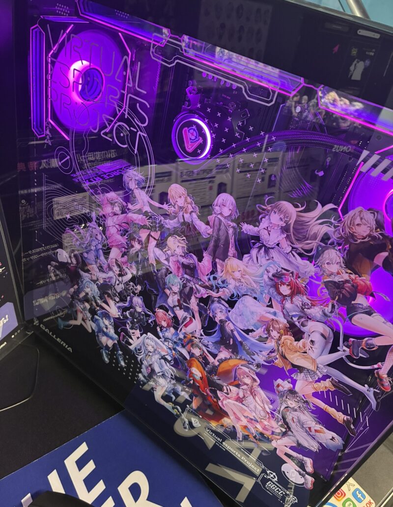 秋葉原のガレリアラウンジに展示されているぶいすぽっ！コラボモデルの実際のパネル