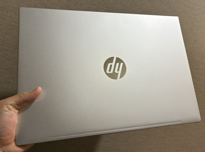 2.■ ProBook(プロブック) 4 G2i 本体を片手持ちしている様子