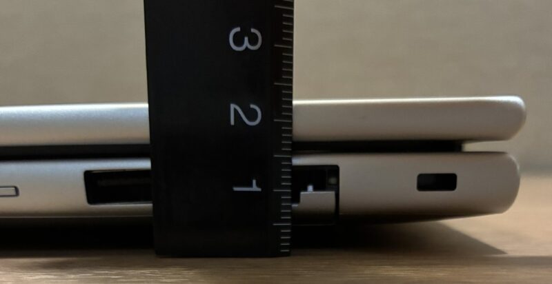 6.■ ProBook(プロブック) 4 G2i 本体の厚さを定規で計測_高い部分で23mm