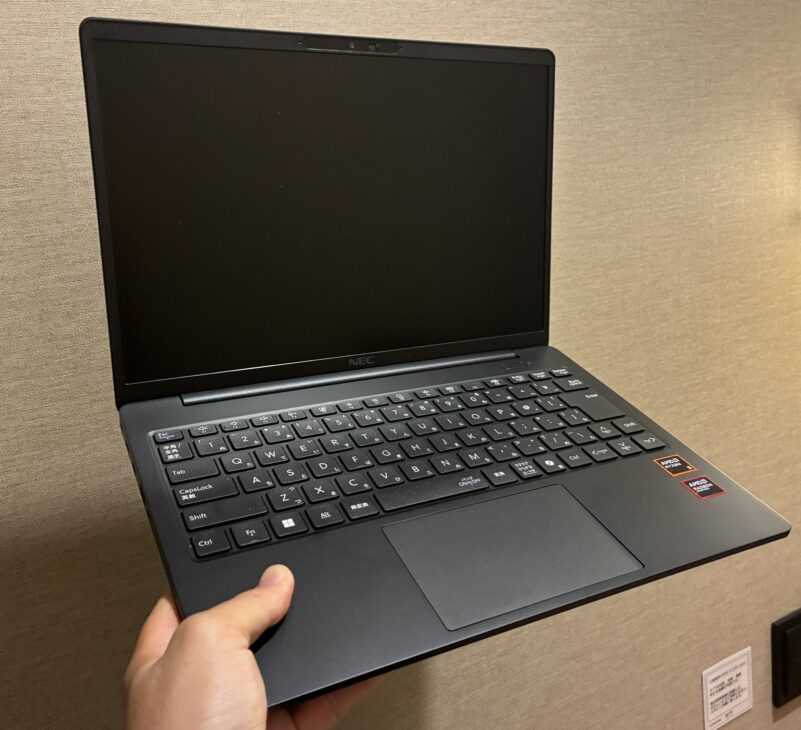 2.■ LAVIE Direct N14 Slim本体を片手持ちしている様子