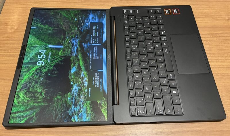 8.■ LAVIE Direct N14 Slimのディスプレイとキーボードは180度開く