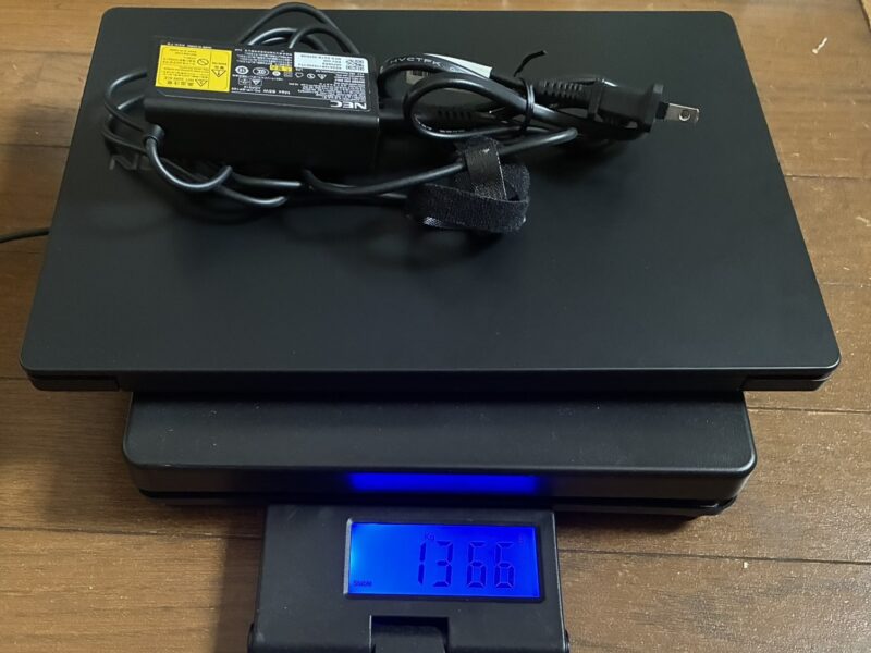 ▽LAVIE Direct N14 Slimの本体+アダプターの重量の実測結果：1366g